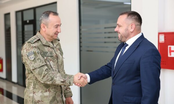 maqedonci-takon-komandantin-e-kfor-it,-diskutojne-per-fazen-e-tranzicionit-te-fsk-se