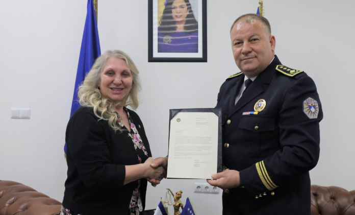 per-here-te-pare,-policia-e-kosoves-merr-leter-urimi-nga-departamenti-amerikan-i-drejtesise
