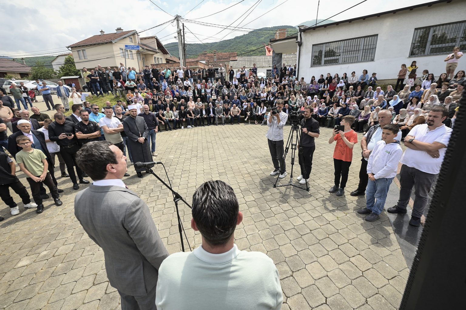 Kurti përkujtoi 27 martirët e Tusuzit: Martirët dhe dëshmorët e kombit janë dëshmi e krimeve të Serbisë