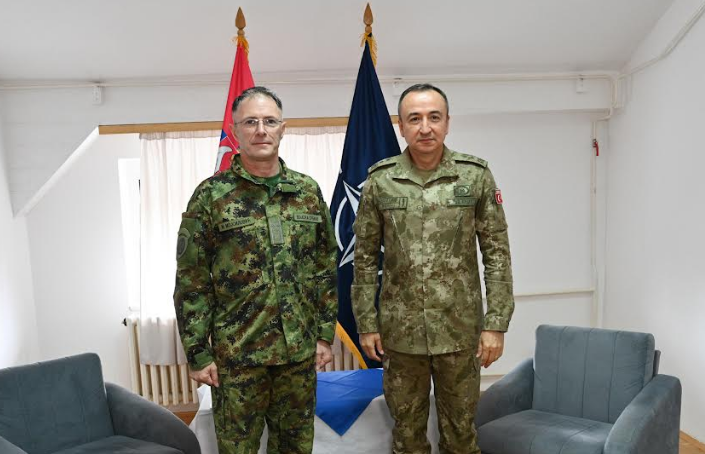 Komandanti i KFOR-it takon shefin e Shtabit të Përgjithshëm të Forcave të Armatosura Serbe