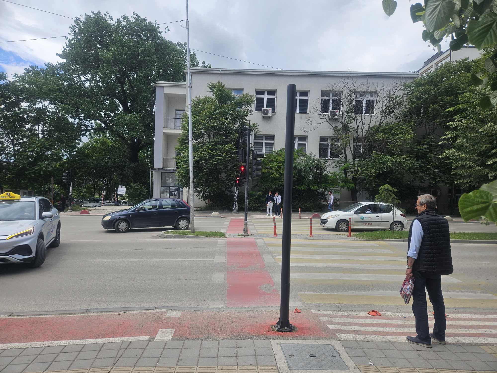 qe-tre-muaj-pa-semafor-ne-rrugen-me-te-frekuentuar-te-kryeqytetit