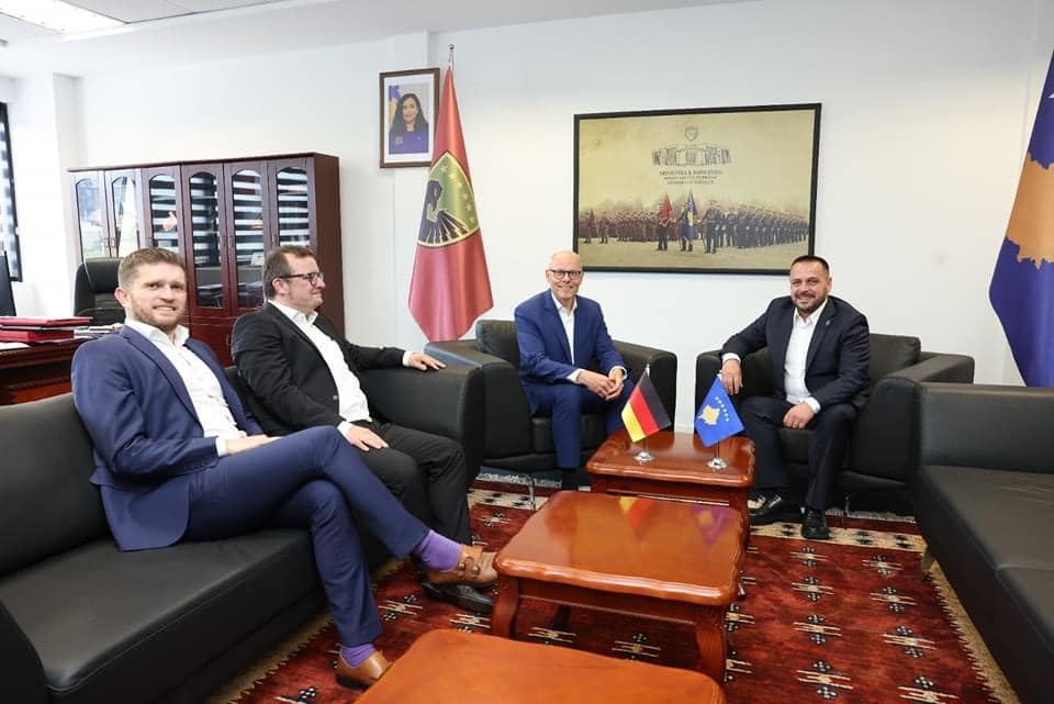 Maqedonci takohet me deputetin gjerman, i ankohet për rol destruktiv të Serbisë për paqe dhe siguri në Kosovë e rajon