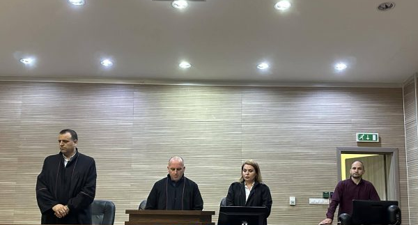 4-vite-burgim-dhe-800-euro-gjobe-ndaj-te-akuzuarit-se-ia-kishte-marre-armen-dhe-kishte-goditur-policen