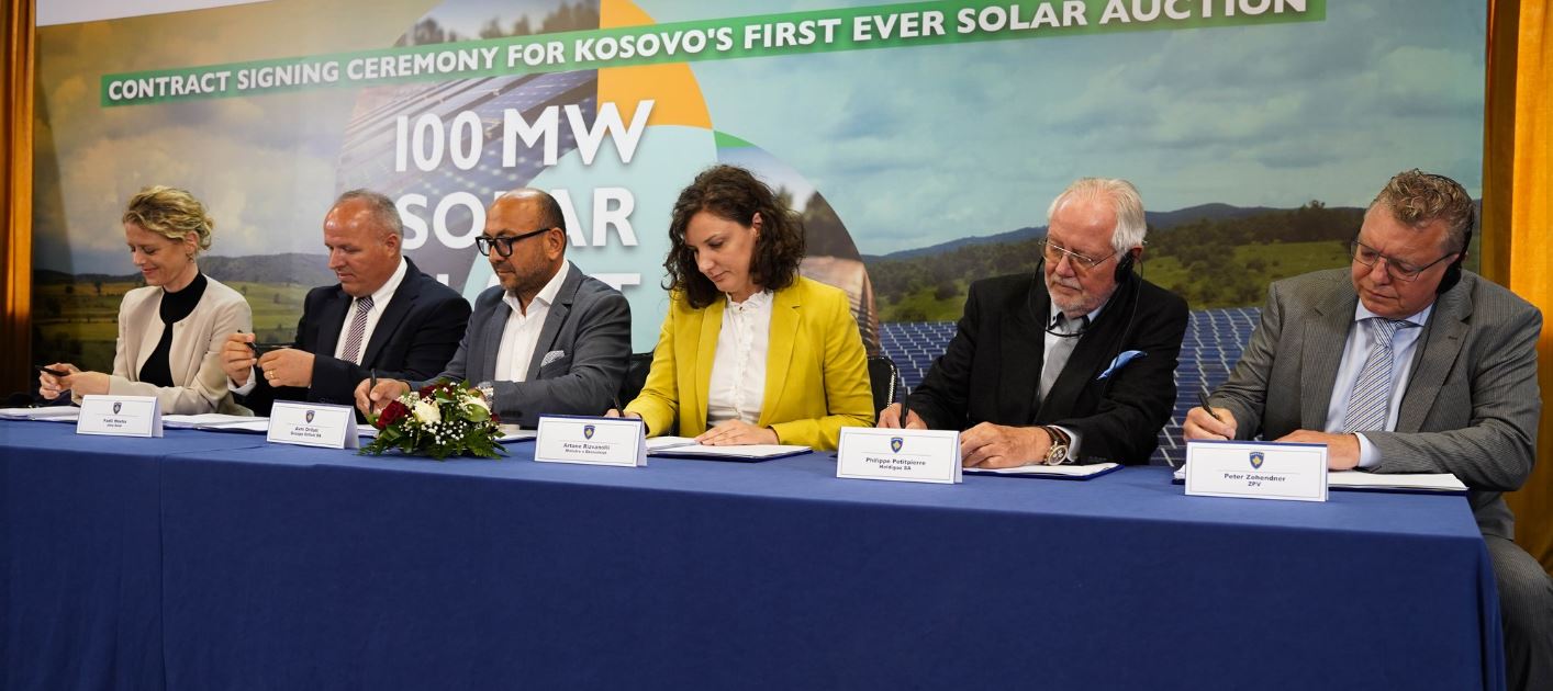 nenshkruhet-marreveshja-per-zhvillimin-e-projektit-te-ankandit-te-pare-solar-prej-100-mw