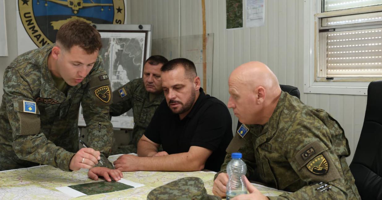 maqedonci-dhe-komandanti-i-fsk-se-vizitojne-‘sistemet-ajrore-pa-pilot’