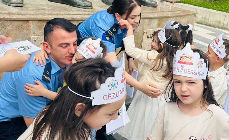 policia-e-kosoves,-feston-me-femijet-ne-prag-te-dites-se-tyre