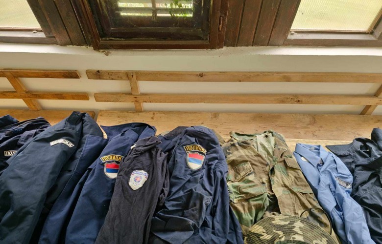 bastisje-ne-leposaviq,-konfiskohen-dhjetera-uniforma-te-policise-serbe