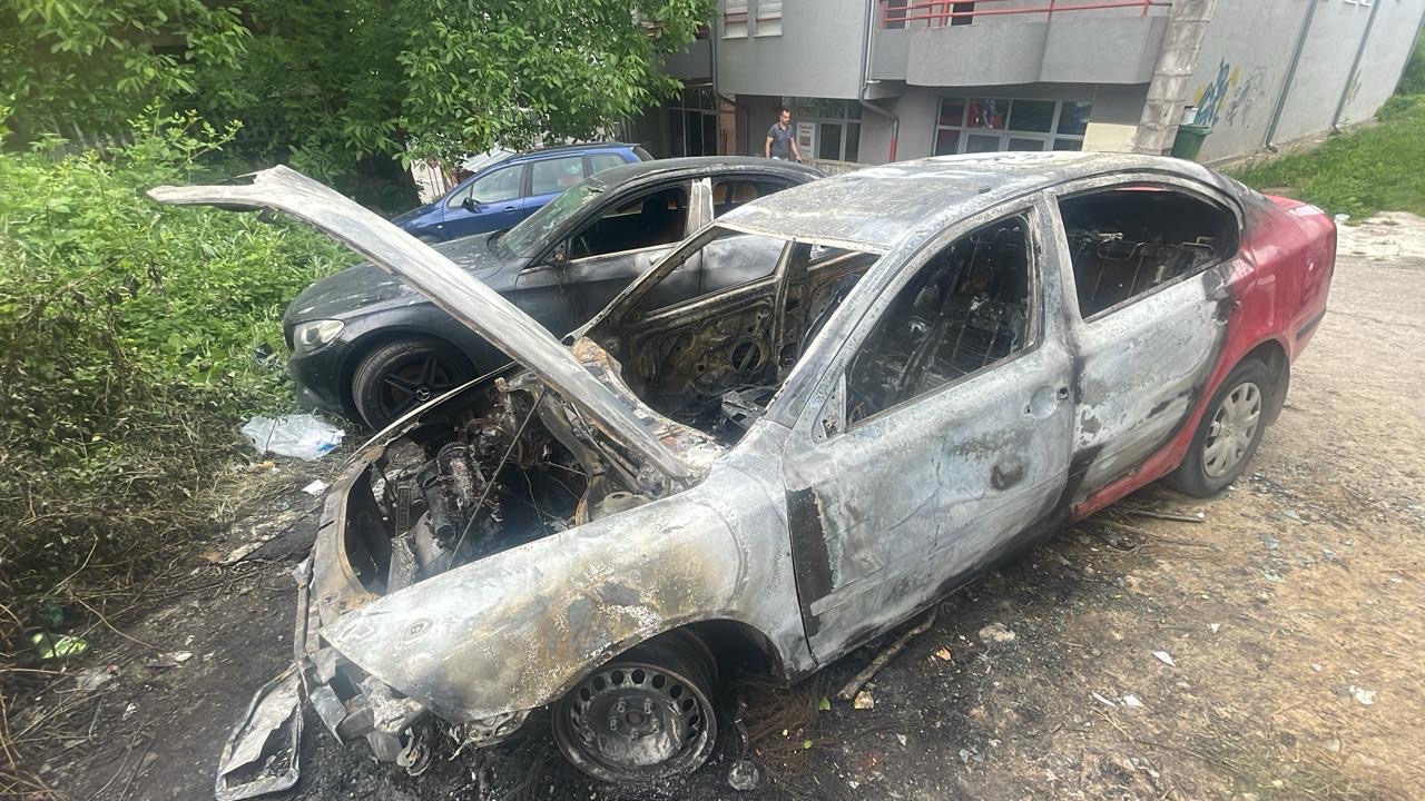 Dy veturave me targa serbe në Mitrovicë të Veriut iu vihet flaka, policia jep detaje