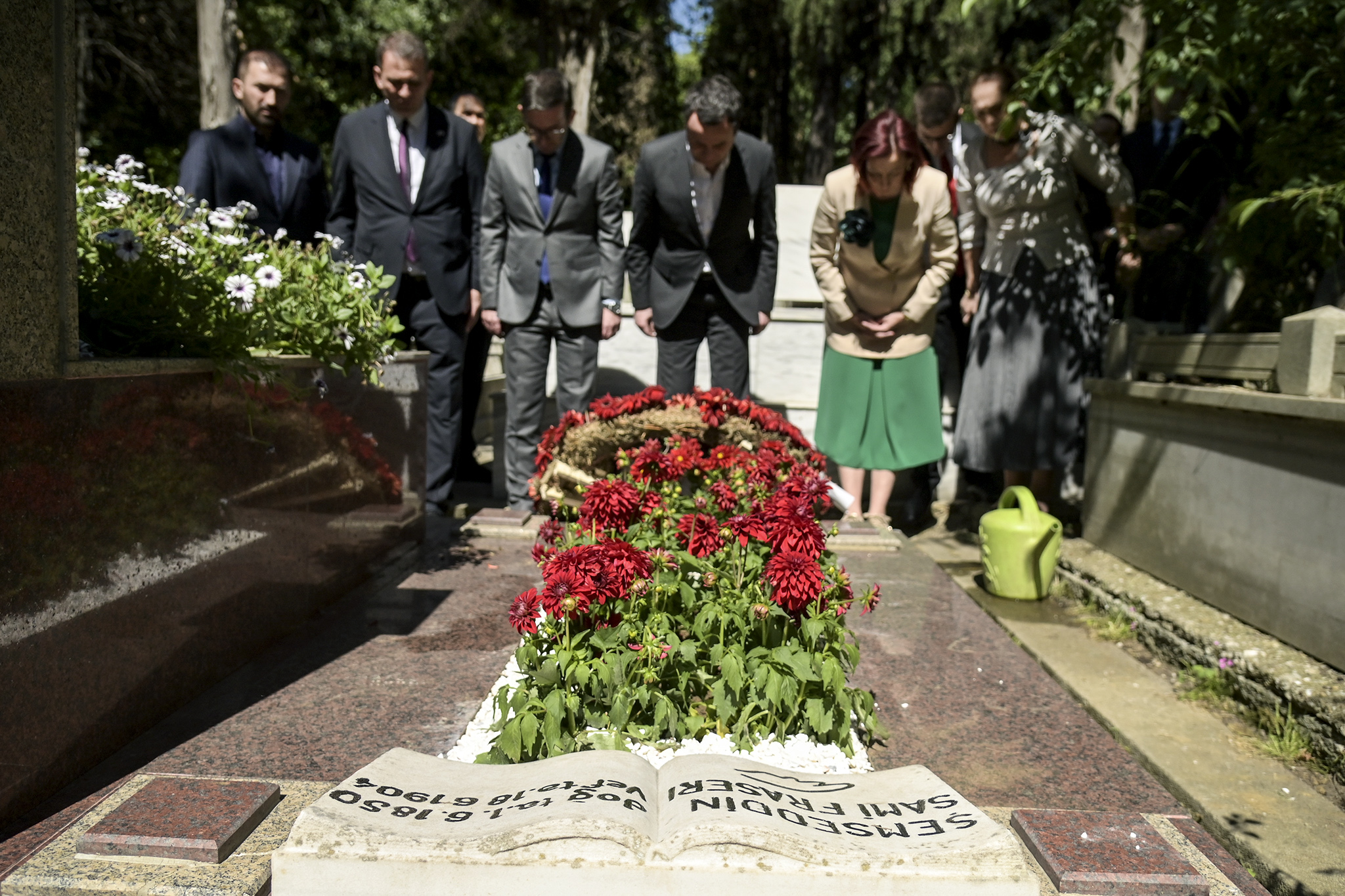 Kryeministri Kurti vendosi lule të freskëta te varri i Sami Frashërit në Stamboll