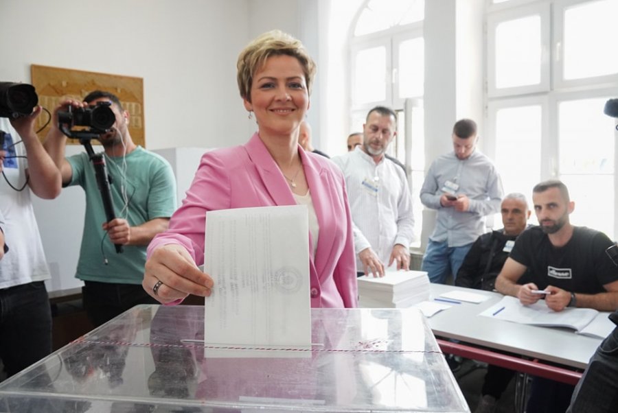 voton-ardita-sinani:-sot-eshte-dita-kur-vendoset-per-qeverisjen-e-ardhshme-komunale