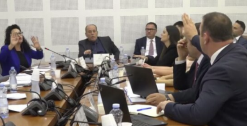 “mbylle-gojen”,-“keqyrni-grate-e-juve-ka-po-ju-rrijne”-–-eskalon-diskutimi-ne-komisionin-per-ekonomi