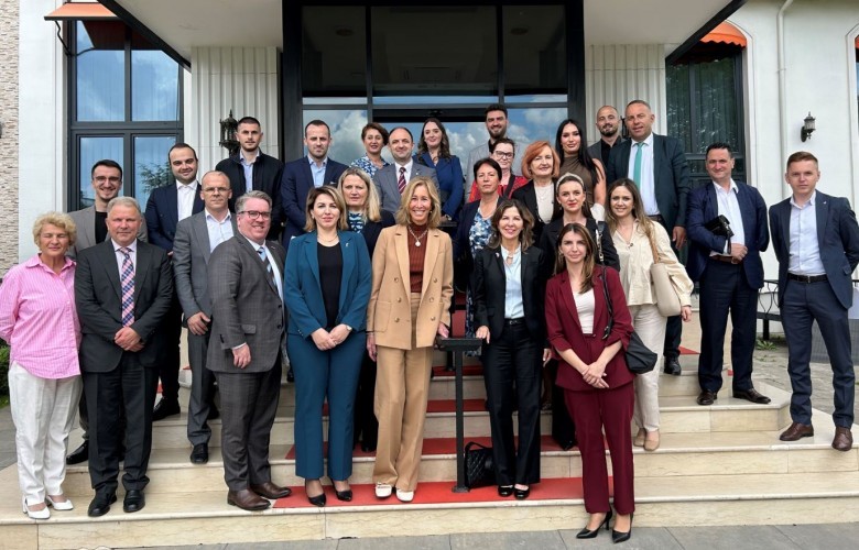 ambasada-e-shba-ve-trajnon-gjyqtaret-per-menaxhim-te-lendeve-penale