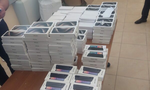 Dogana sekuestron 260 Iphone dhe 55 Samung në Vermicë, vlera e mallit mbi 250 mijë euro