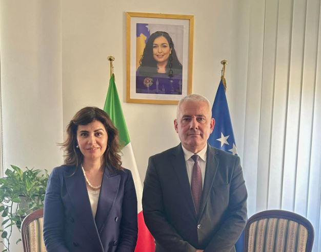 Ambasadorja e Kosovës pret Sveçlën në Itali