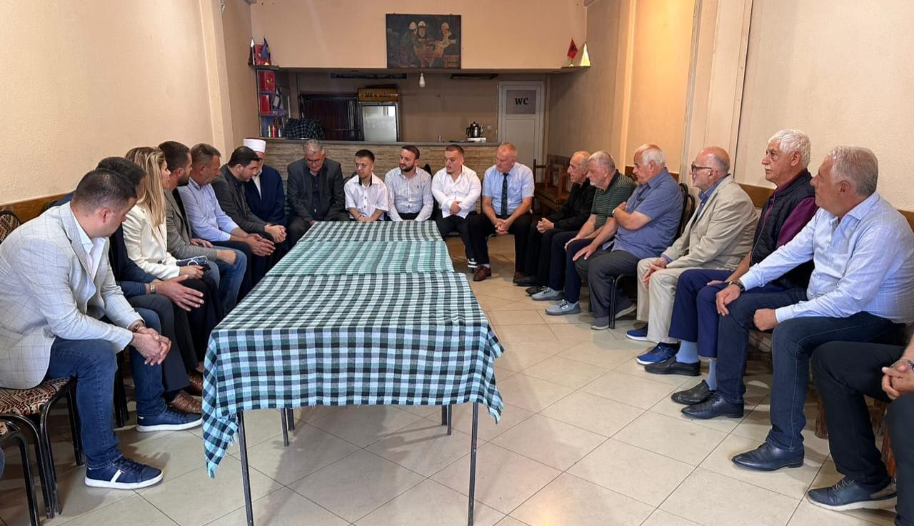 krasniqi-viziton-familjen-e-vatovcit:-kontributi-i-agimit-do-te-mbahet-mend-perhere