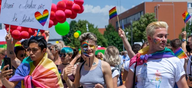 komuniteti-lgbtq-+-mban-“paraden-e-krenarise”