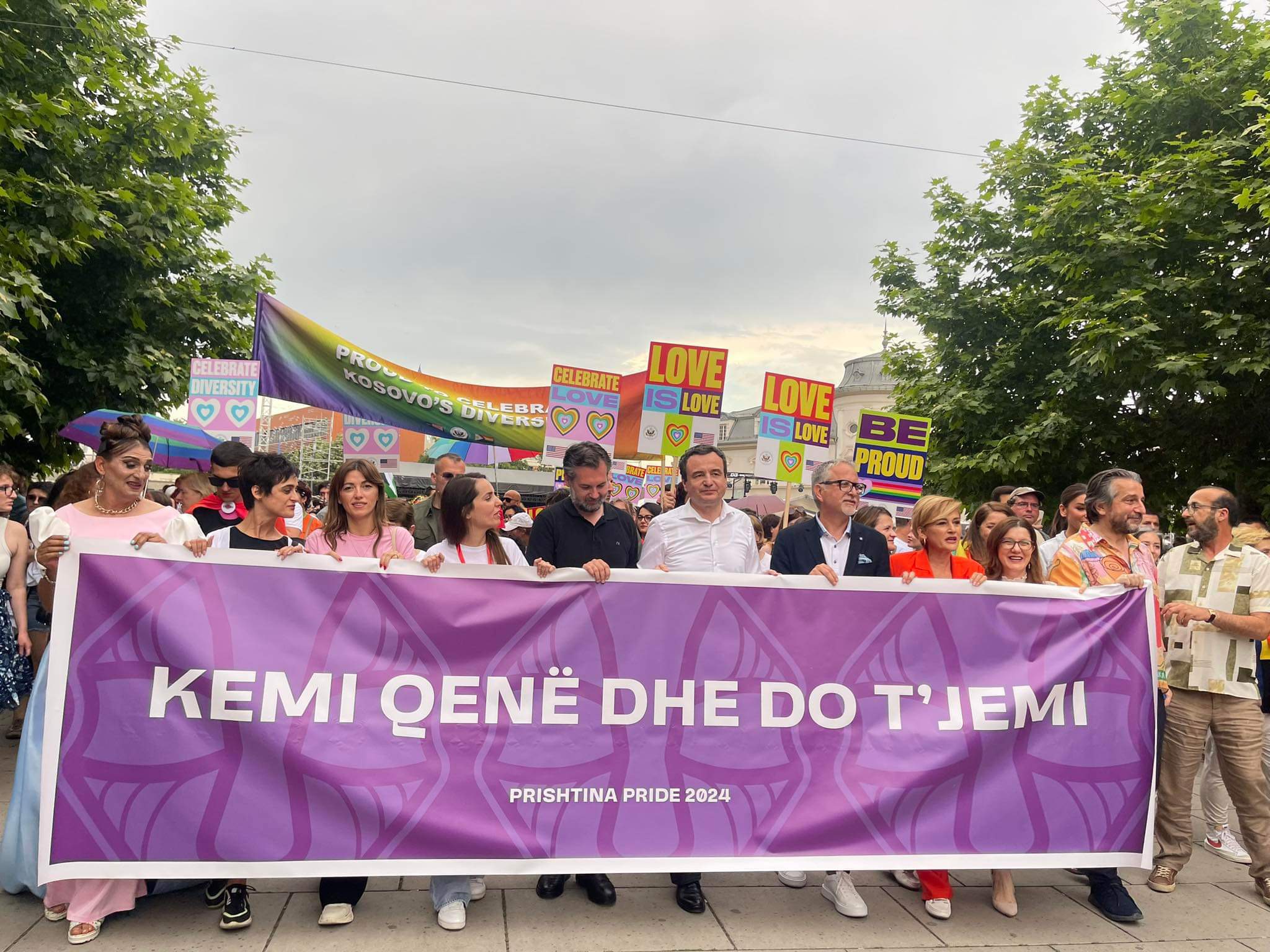 kurti-ne-shesh,-i-prine-marshit-te-parades-se-krenarise