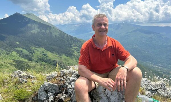 Ambasadori britanik ngjitet në malet e Sharrit  Vendi më i bukur që kam qenë ndonjëherë
