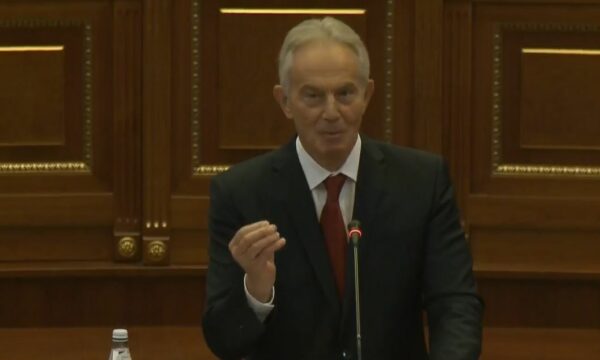 blair:-mbaj-mend-refugjatet-e-kosoves-ne-kampe,-me-kerkuan-ndihme-dhe-iu-ndihmova,-s’pendohem-kurre