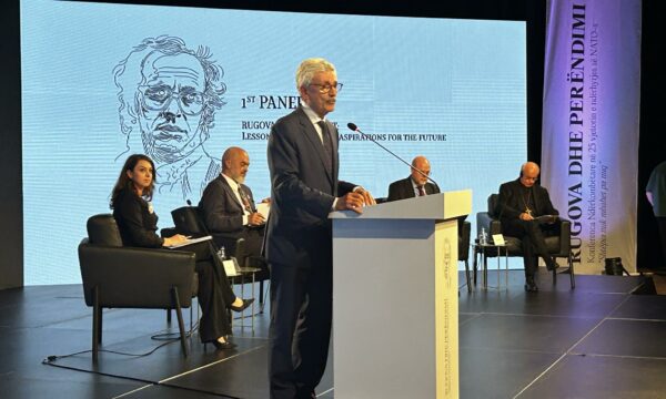d’alema:-rugova-profet-i-paqes,-kur-me-thirri-clinton-per-te-me-falenderuar-i-thashe-duhet-ta-telefonosh-ate
