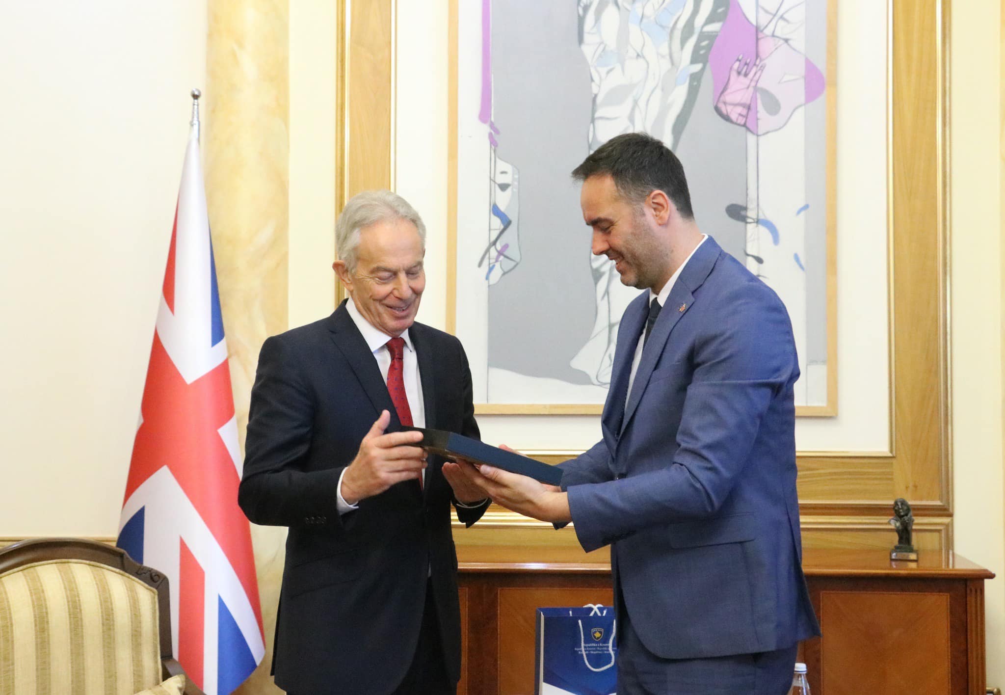 “ai-eshte-simbol-i-permbylljes-se-luftes-per-te-shkuar-te-liria”,-thote-konjufca-per-blairin
