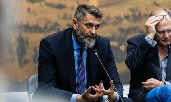 i-mbijetuari-i-gjenocidit-ne-srebrenice-flet-nga-prishtina:-nuk-mund-te-kete-drejtesi-per-krime-te-nivelit-te-tille