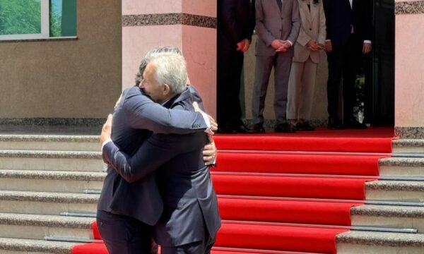 Përqafim i ngrohtë i Përparim Ramës me Tony Blair