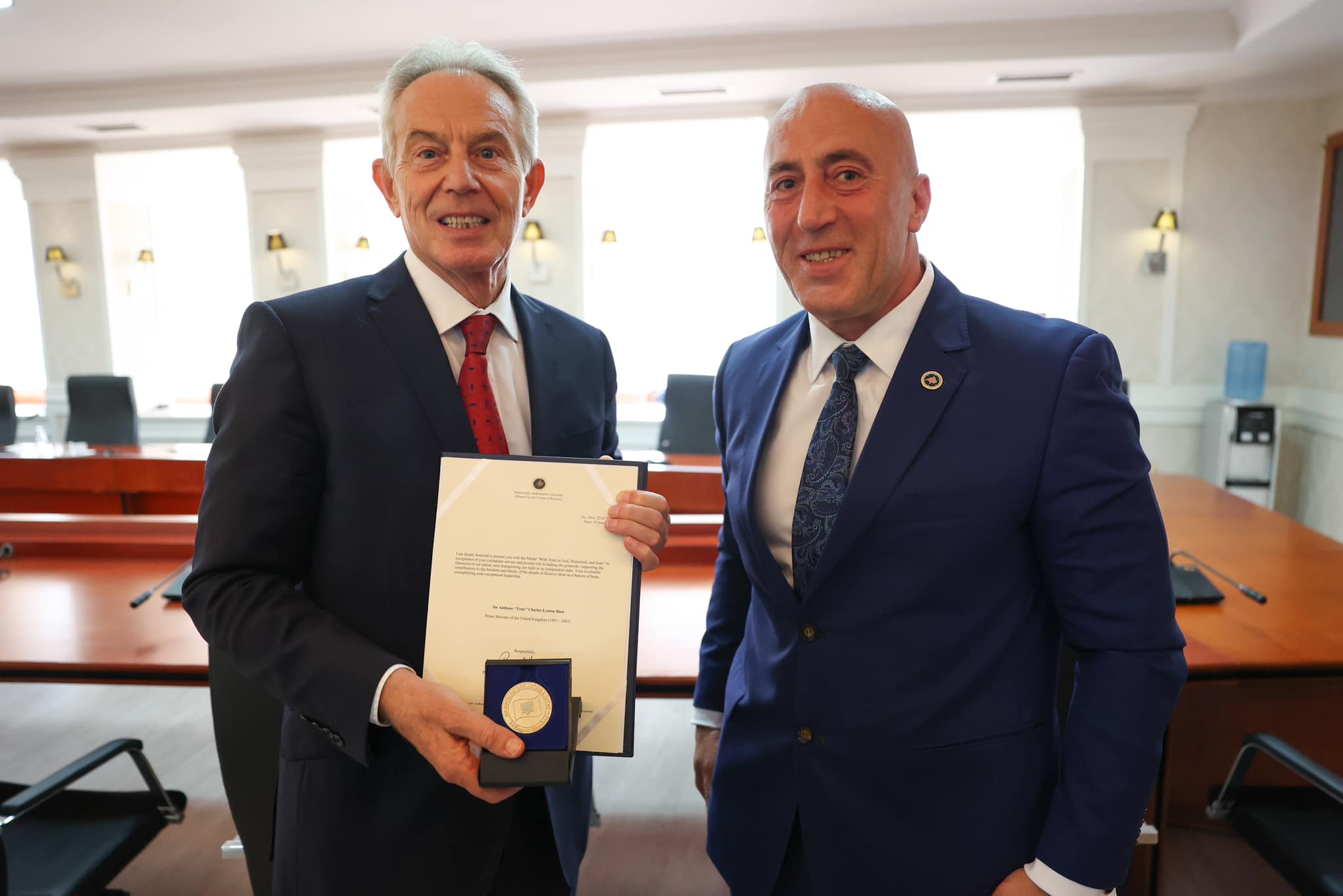 haradinaj-i-ndan-medaljen-“me-besim-ne-zot,-atdhe-e-shtet”-kryeministrit-tony-blair