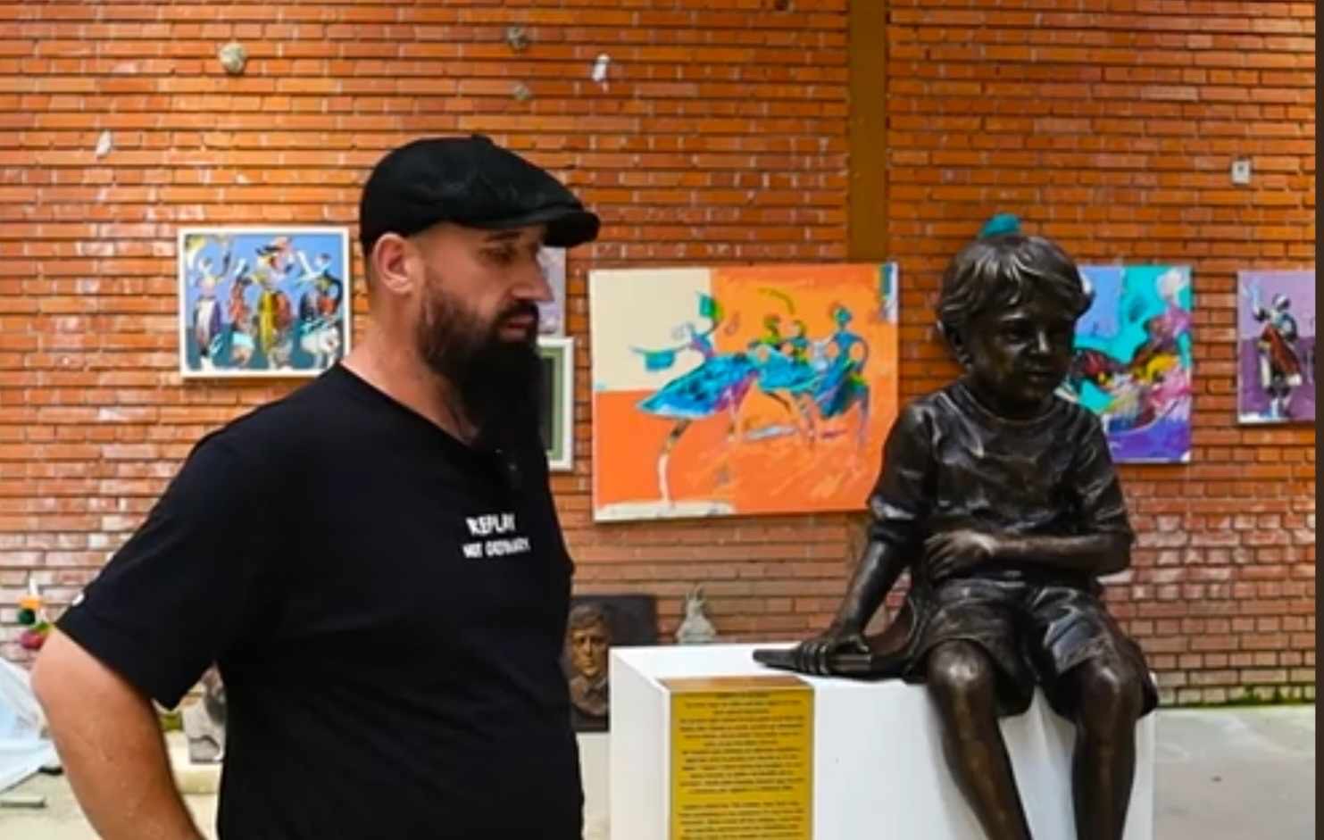 skulptori-qe-e-skaliti-historine-e-leotrim-ahmetit,-kerkese-publike-edi-rames-per-te-ndare-nje-hapesire-per-vendosje-te-skulptures-edhe-ne-tirane