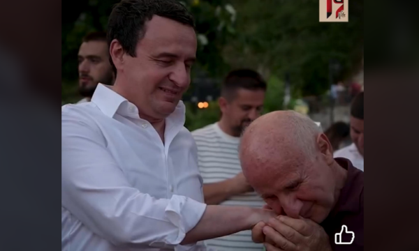 Ndeja e partisë në Prizren, Vetëvendosje publikon videon ku qytetari shihet duke ia puthur dorën Kurtit