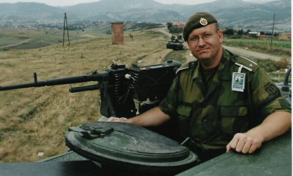 “Ndryshoi jetën time”, ushtari i KFOR-it kujton momentin e hyrjes në Kosovë 25 vite më parë