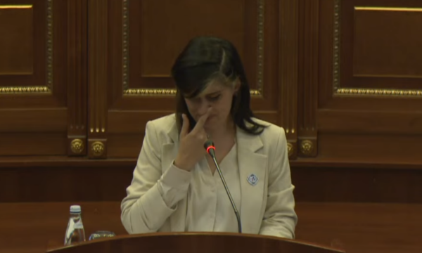 “isha-gjysem-e-gjalle-e-zemerthyer-qe-s’e-kisha-pjesen-me-te-madhe-te-familjes”,-saranda-bogujevci-perlotet-ne-kuvend