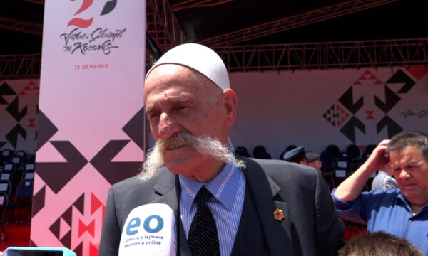 rifat-jashari-i-emocionuar:-me-i-kenaqur-s’kam-qene-kurre-qe-e-arritem-clirimin-e-kosoves