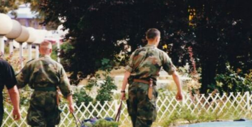 momenti-kur-ushtaret-serbe-ikin-nga-prishtina,-gazetari-ilir-ikonomi-publikon-fotografi-te-shkrepura-diten-e-clirimit-te-kosoves