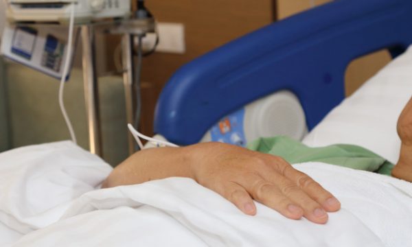 “nese-ju-degjohet-zeri,-ju-gjuajme-nga-dritarja”,-maltretimi-i-pacienteve-shqiptare-nga-serbet-gjate-luftes