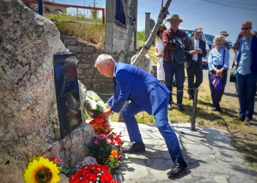 ambasadori-rohde-kujton-gazetaret-gjerman-qe-u-vrane-gjate-luftes-ne-kosove