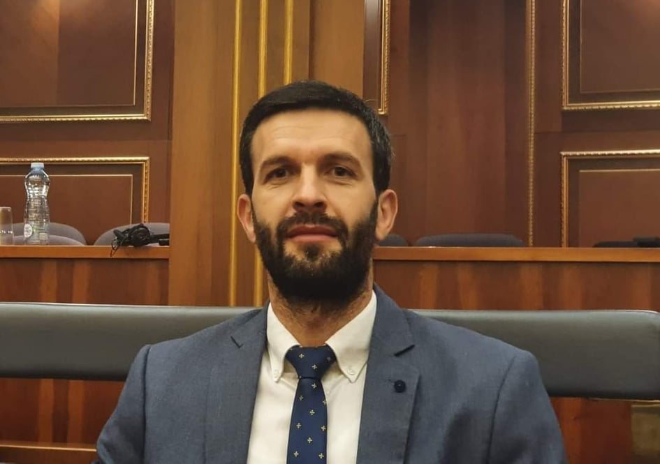 Biseda e Kusari-Lilës me Radojçiqin “është skandal”, thotë deputeti i VV-së Rrahmani