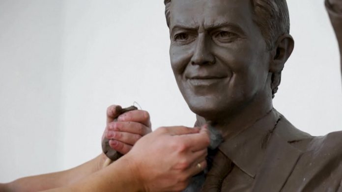 Skulptori i shtatores së Blair-it pas kritikave të mediave britanike: Gjithkush ka dikë që i ngjan