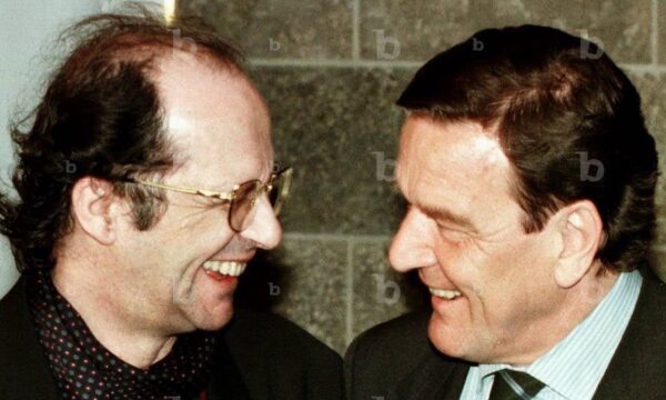 der-spiegel-me-1999:-rugova-u-ftua-nga-schroder-per-te-qendruar-ne-gjermani