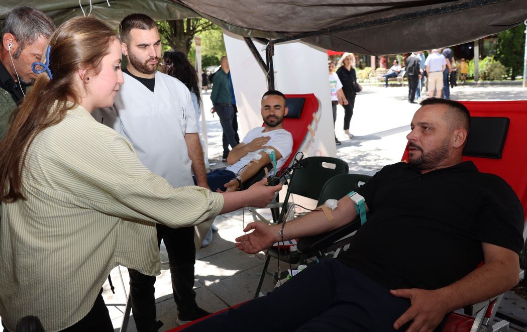 Maqedonci dhuron gjak në Ditën Botërore të Dhuruesve të Gjakut