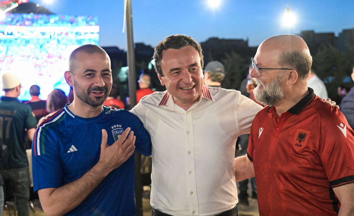 Kurti ndan foto albumin nga ndeshja Shqipëri – Itali