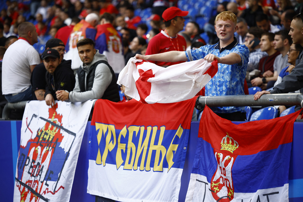 Skandaloze: Tifozët serbë shfaqin hartën e Kosovës në flamurin serb në stadium