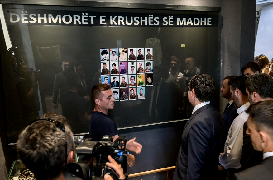 Kryeministri Kurti vizitoi Muzeun e Masakrës në Krushë të Madhe