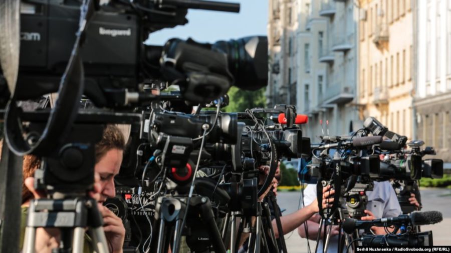 Edhe një raport ndërkombëtar flet për presionin e Qeverisë ndaj mediave në Kosovë