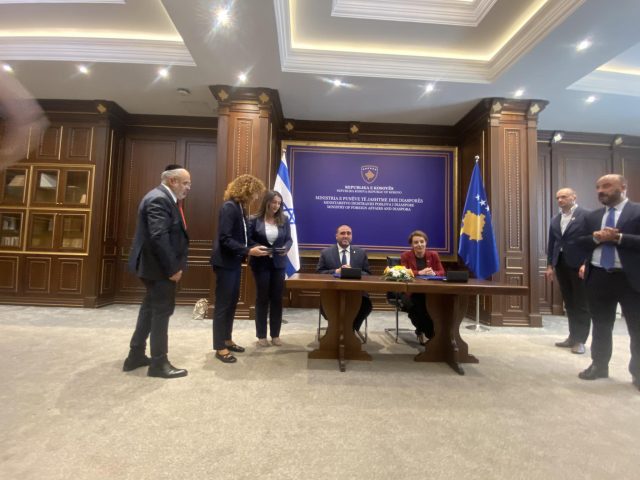 Izraeli ia heq vizat Kosovës, Gërvalla e Arbel nënshkruajnë marrëveshjen