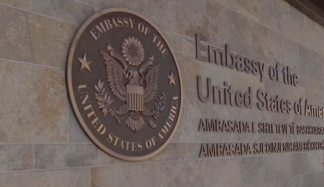 Ambasada Amerikane zotohet për mbështetje të viktimave të dhunës seksuale gjatë luftës