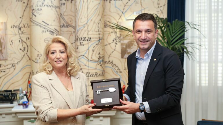 Shkurte Fejza nderohet me “Qelësin e qytetit të Tiranës” nga Erion Veliaj