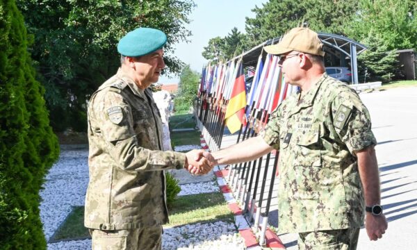 Ulutas takohet me Ndihmës Shefin e Shtabit për Operacione të Komandës në Napoli, flasin për sigurinë e dialogun Kosovë-Serbi