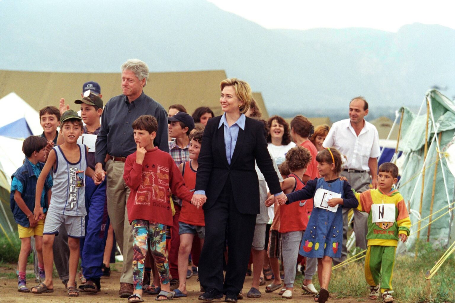ne-diten-e-refugjateve,-clinton-publikon-fotografi-nga-vizita-qe-u-beri-refugjateve-nga-kosova-me-1999