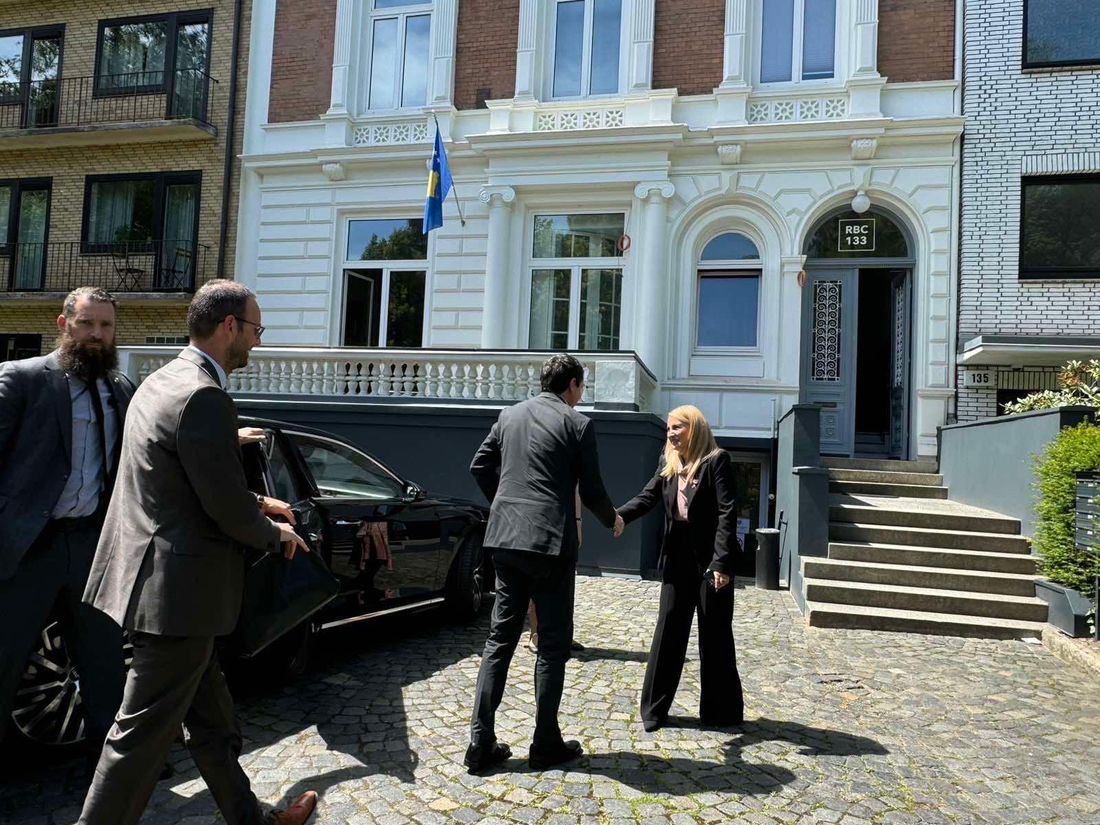 Kurti në objektin e ri të Konsullatës në Hamburg: Dëshmi e angazhimit tonë për ta mbrojtur imazhin e Kosovës